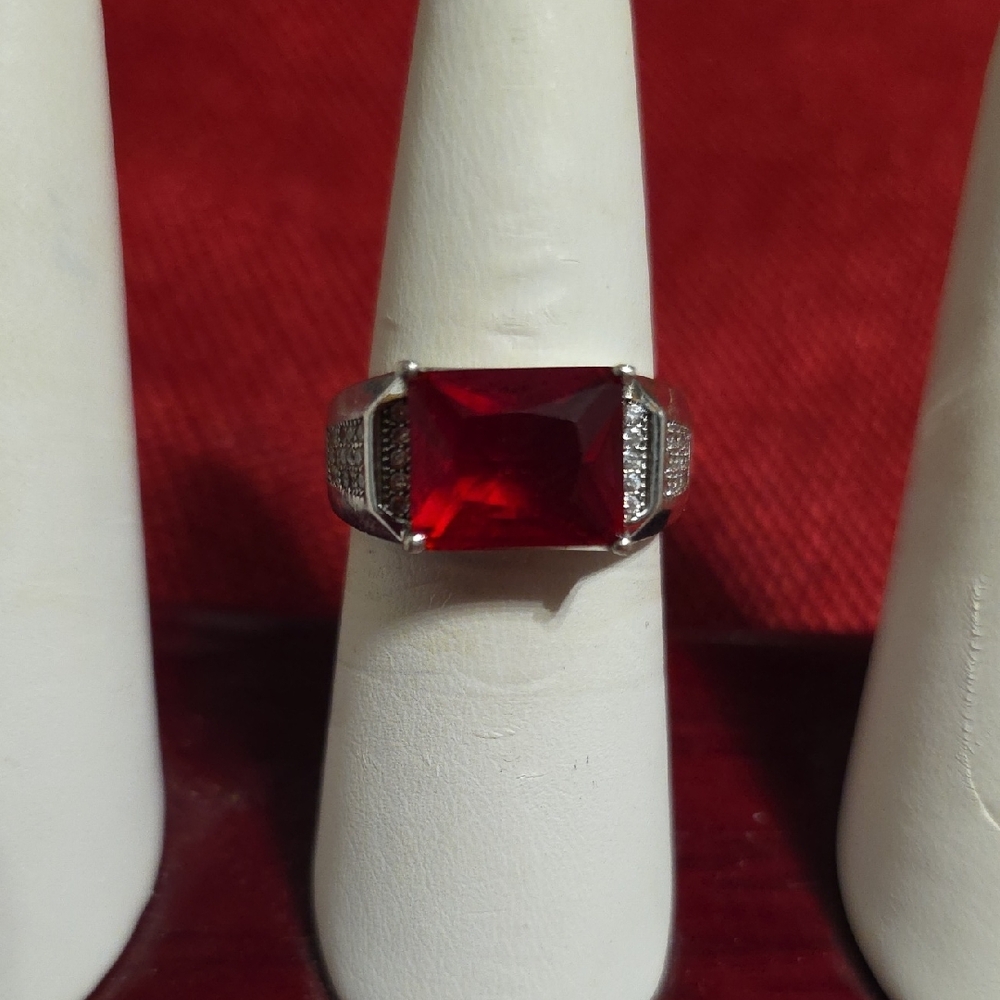 Elegant Vintage Silver and Red Gemstone Sterling Silver Ring Size 7.75